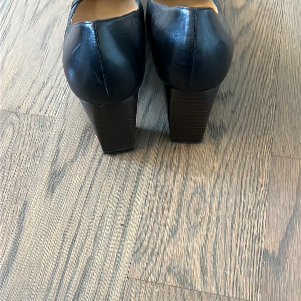 Bottega Veneta Black Textured Leather Heels with Square Toe - Picture 3 of 4